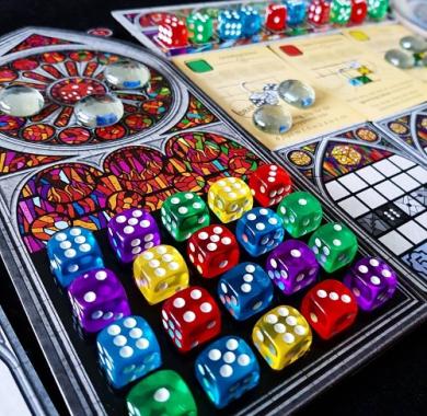 Sagrada (na srpskom jeziku) - Primer table jednog igrača Drustvena igra, drustvene igre, Beograd, Prodaja, Srbija, zabava, porodicne igre, igre za porodicu, fantasy, sci-fi, Sagrada (na srpskom jeziku)